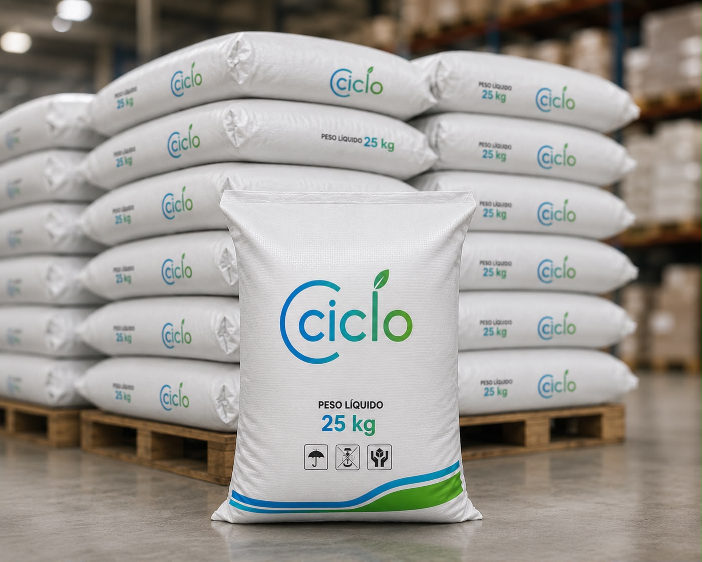 Sacos de 25 kg de resina Ciclo armazenados em paletes no estoque